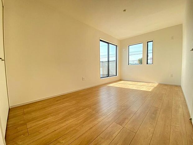 大きな窓からたっぷりと陽光が注がれる明るい空間。日々の疲れを癒してくれる主寝室。