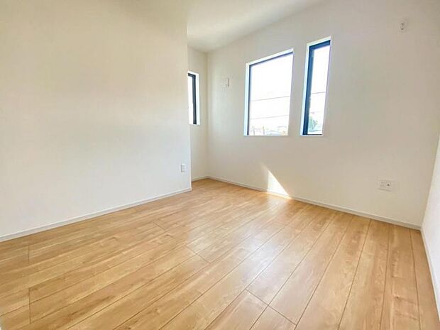 窓からたっぷりと陽光が注がれる、明るく快適なプライベート空間となっています。