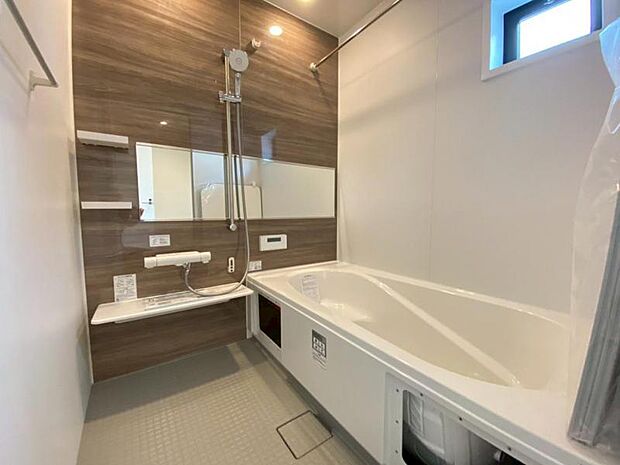 清潔感と和らぎあるカラーで統一し、ゆったりお使い頂ける柔らかな曲線で構成された、半身浴も楽しめるバスタブが心地よさをもたらします。