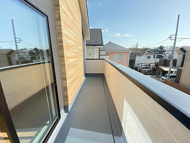 陽の光に照らされるバルコニーを、爽やかな涼風が吹き抜けていきます。