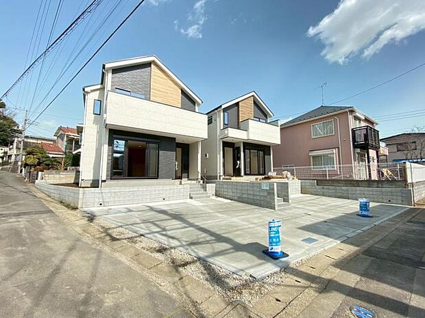 建物につながる駐車スペース。重いものの、荷物の出し入れも安心です。