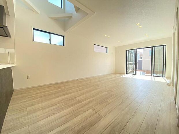 開放感溢れる吹抜天井。明るさと風が入る窓配置が安らげる空間を演出します。