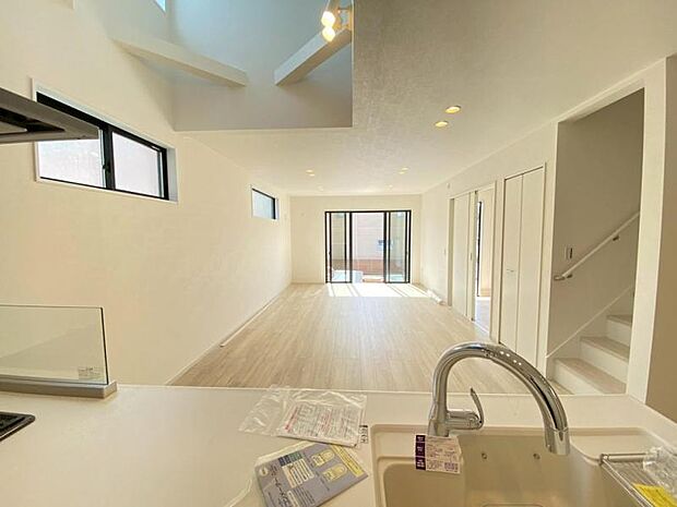 動線を繋ぐリビングイン階段で開放的な室内に挨拶の声が元気に響きます。