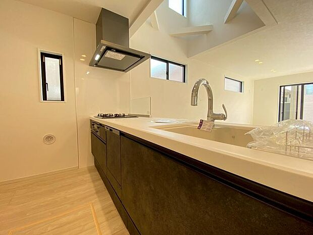 リビング全体が見渡せる対面式システムキッチン。食事の用意をしながら家族との会話も弾み笑顔溢れる空間です。