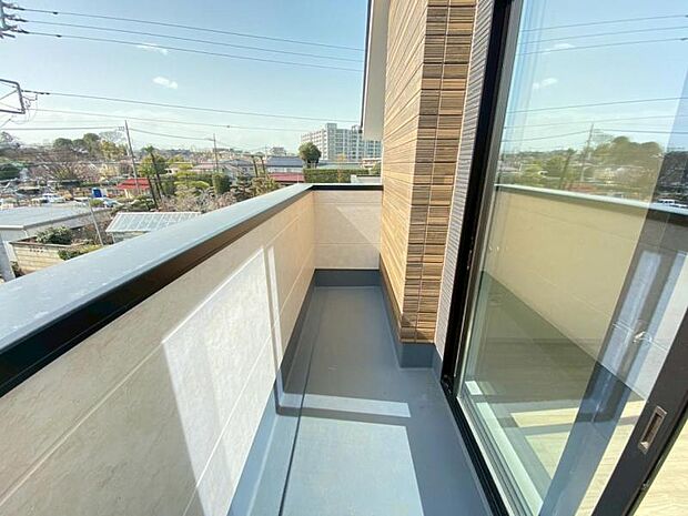 陽の光に照らされるバルコニーを、爽やかな涼風が吹き抜けていきます。