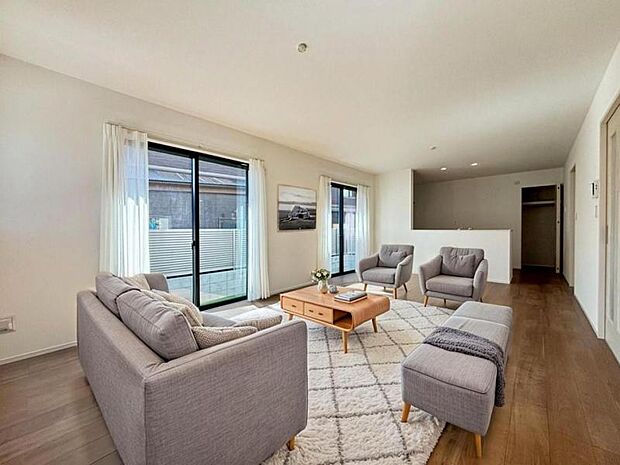 リビング(配置してある家具はCGによるイメージです)光と風があふれる開放的なリビングダイニングには、自然と家族みんなが集まってきます。