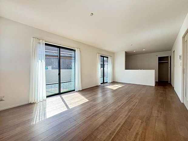 光と風があふれる開放的なリビングダイニングには、自然と家族みんなが集まってきます。