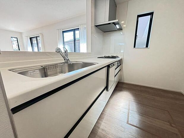 リビング全体が見渡せる対面式システムキッチン。食事の用意をしながら家族との会話も弾み笑顔溢れる空間です。