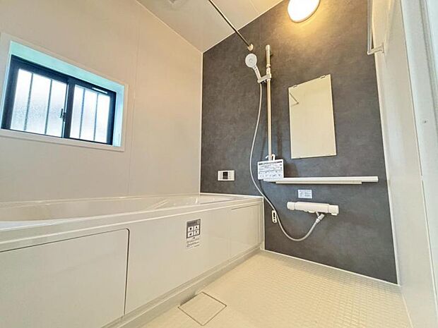 小窓がある浴室。凹凸が少ない汚れの付きづらくお掃除が楽な仕様となっており、浴室乾燥機も付いているので雨の日の洗濯も可能です。