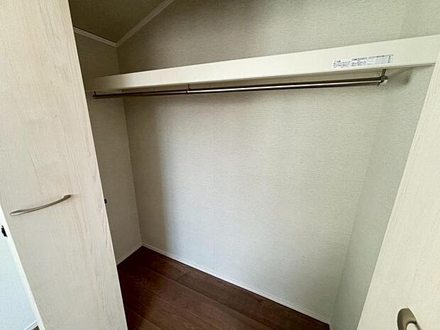 クローゼットには棚やハンガーパイプが付いており、スーツや上着などがスッキリ収納可能です。