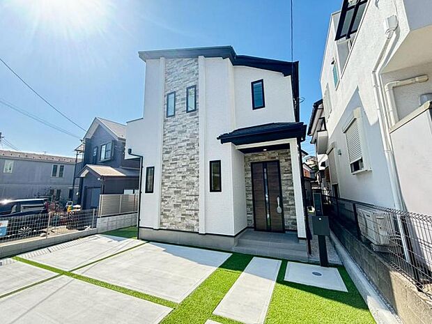 陽光に映し出される外壁が美しい。暮らす家族を、訪ねてくる友人知人を楽しませてくれる外観です。