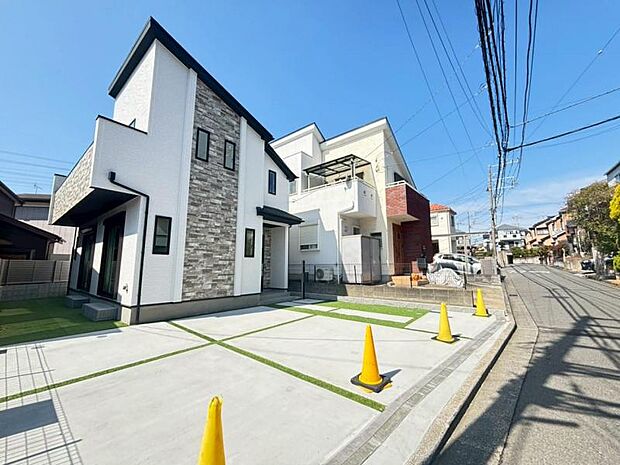 ご両親や友人・知人が訪ねてきても大丈夫。駐車スペース2台分(車種による)を確保してあります。