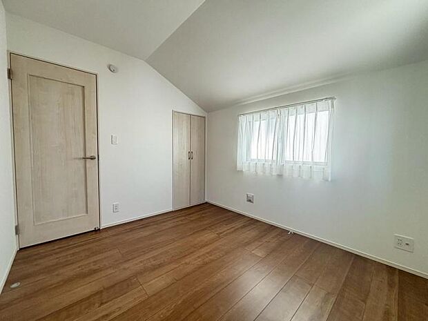 住まう方自身でカスタマイズして頂けるように「シンプル」にデザインされた室内。自由度が高いので家具やレイアウトでお好みの空間を創り上げられます。