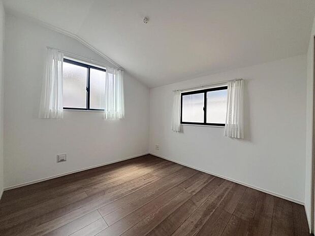 住まう方自身でカスタマイズして頂けるように「シンプル」にデザインされた室内。自由度が高いので家具やレイアウトでお好みの空間を創り上げられます。