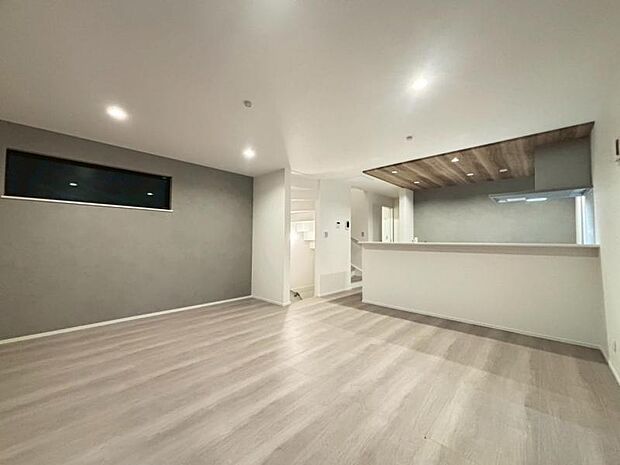 くつろげるリビングは話に夢中になりすぎて、ついつい時間を忘れてしまう。そんな束の間の幸せを感じさせてくれる場所です。