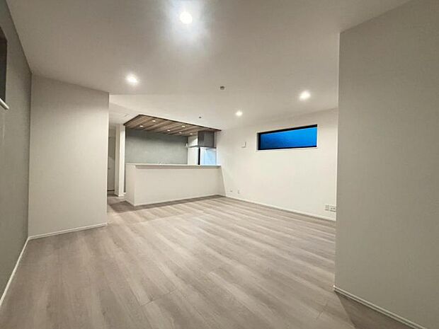 家族はもちろん友人たちもリラックス。仲間を呼び寄せる風通しの良い家。光と風が通るリビングで充実した毎日を。