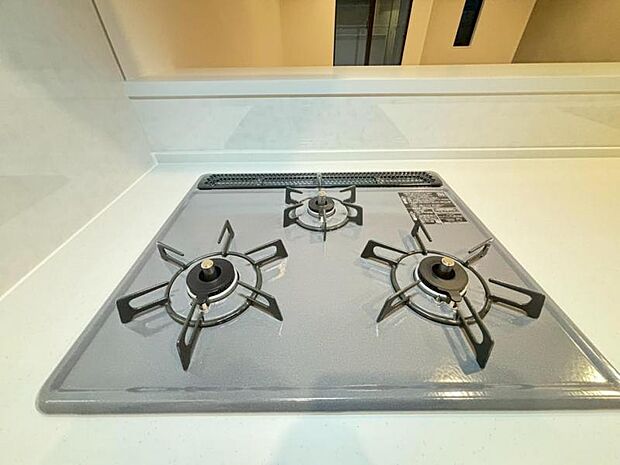 料理の幅を拡げてくれる三口コンロの使いやすいシステムキッチンを採用。