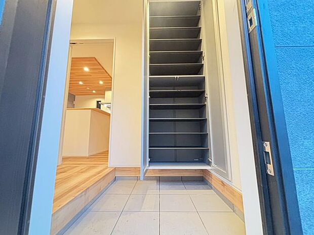 お住まいの顔となる玄関。安らぎに満ちた生活空間を予感させてくれます。