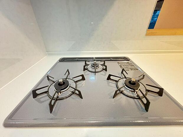 料理の幅を拡げてくれる三口コンロの使いやすいシステムキッチンを採用。