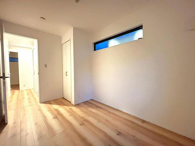 過ぎ行く時間をゆったりと感じることができる落ち着いたお部屋。リビングで楽しく過ごした後はプライベートな時間を満喫できます。