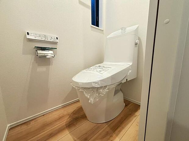 清潔感溢れるトイレ。落ち着いた空間で安らぎのひとときをお過ごしいただけます。