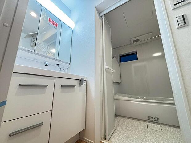 一日の始まりと終わりは洗面化粧台から。清潔感と機能性を備えたパウダールームです。