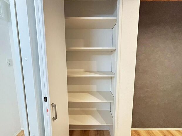 パントリーには、食品や飲料のほか、日常使う頻度の少ない調理器具や什器類をストックできます。