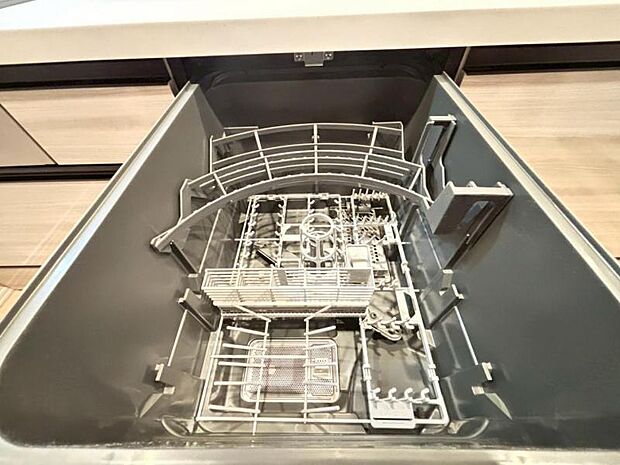 食器洗浄乾燥機を標準装備。作動中は他の家事を並行して進めることができ、家事の時短と負担軽減につながります。高温、高圧水流で洗浄するため、除菌・消臭効果が期待でき、衛生面での安心感が高まります。また、手
