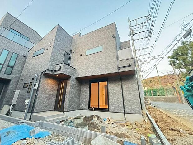 素材の持つ独特な存在感により「永く住み続ける住まい」にふさわしい住宅が完成しました。