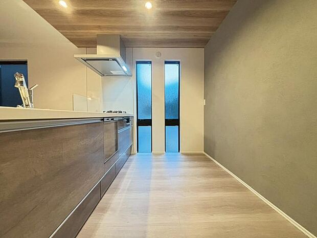 上質な温かみを持つカラーを基調とした清潔感のあるキッチン。使い勝手の良い設備のキッチンで効率よくお料理ができます。