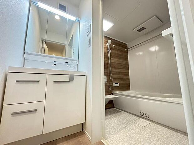 一日の始まりと終わりは洗面化粧台から。清潔感と機能性を備えたパウダールームです。