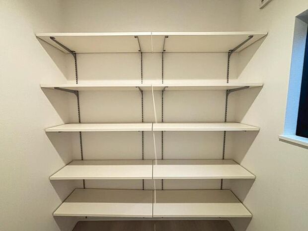 空間を効率的に利用し可動棚の収納スペースを設置。多目的にお使いいただける便利な空間です。