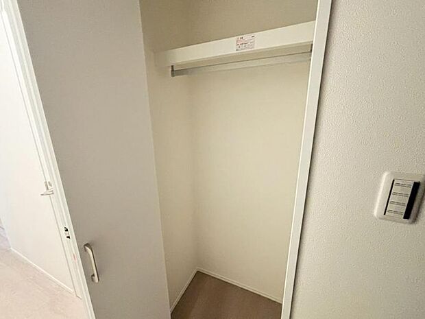 各部屋に備えられたクローゼット。普段使わないものなども収納可能ですので、居室を広く使うことが出来ます。