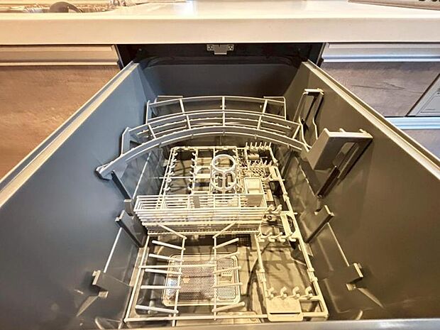 食器洗浄乾燥機を標準装備。作動中は他の家事を並行して進めることができ、家事の時短と負担軽減につながります。高温、高圧水流で洗浄するため、除菌・消臭効果が期待でき、衛生面での安心感が高まります。また、手