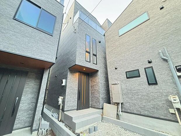 街に溶けこみ美しい景観を生み出すこの邸宅は、採光や風通しまで考え抜いて造りあげました。