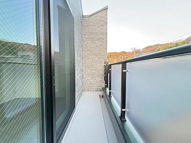 陽の光に照らされるバルコニーを、爽やかな涼風が吹き抜けていきます。