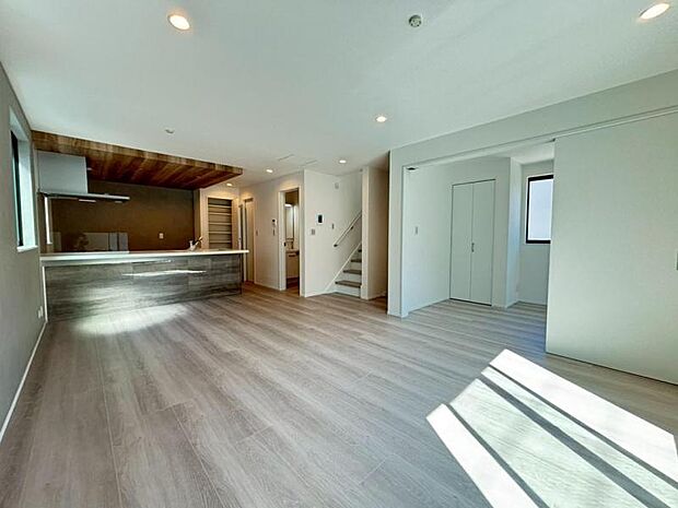 家族が集まるリビングは17帖のゆったり空間に。続き間の洋室はお子様を遊ばせるスペースとしても重宝します。