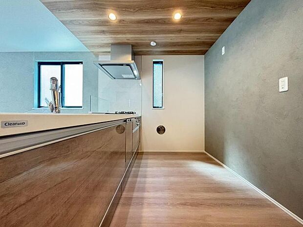 広々としたキッチンスペース。収納力のあるキッチンは料理が捗ります。カップボートや冷蔵庫を置いても十分なスペースができます。