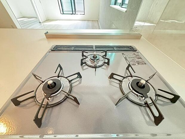 料理の幅を拡げてくれる三口コンロの使いやすいシステムキッチンを採用。