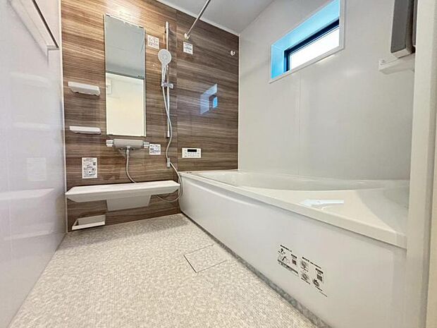 美しいツヤとなめらかな肌ざわり。水や汚れをはじき汚れにくくお掃除ラクラクの浴槽です。シャワーヘッドの位置が変えられるので使い勝手がとても良いです。