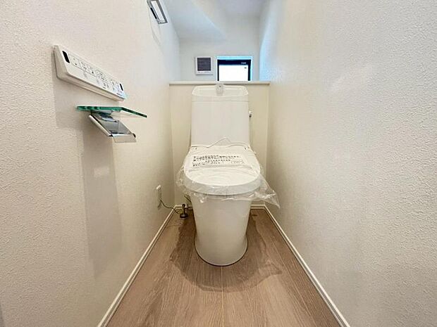 暖房便座・ウォシュレット付きのトイレ。落ち着いた雰囲気を演出する内装に仕上げました。