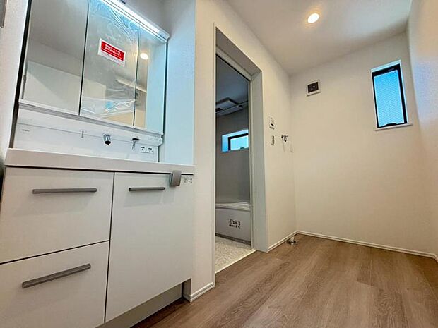 清潔感のあるワイドな洗面台は収納力もあり、いつでもすっきりとした洗面室に。