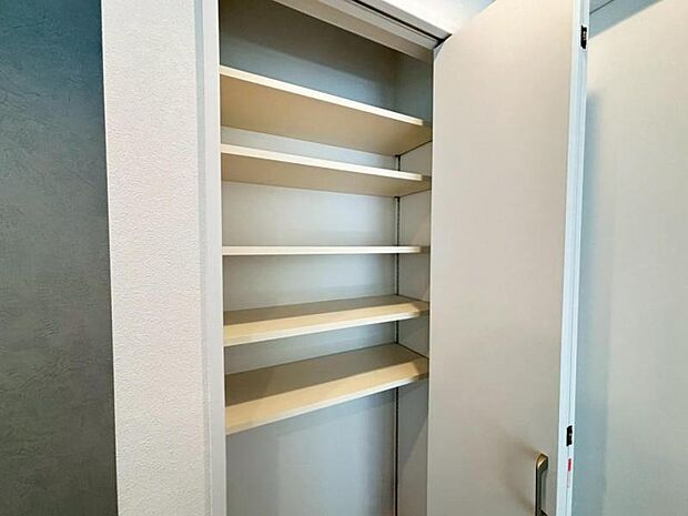 パントリーには、食品や飲料のほか、日常使う頻度の少ない調理器具や什器類をストックできます。
