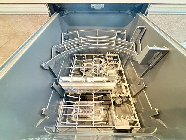 食器洗浄乾燥機を標準装備。作動中は他の家事を並行して進めることができ、家事の時短と負担軽減につながります。高温、高圧水流で洗浄するため、除菌・消臭効果が期待でき、衛生面での安心感が高まります。また、手