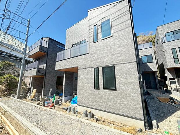 素材の持つ独特な存在感により「永く住み続ける住まい」にふさわしい住宅が完成しました。