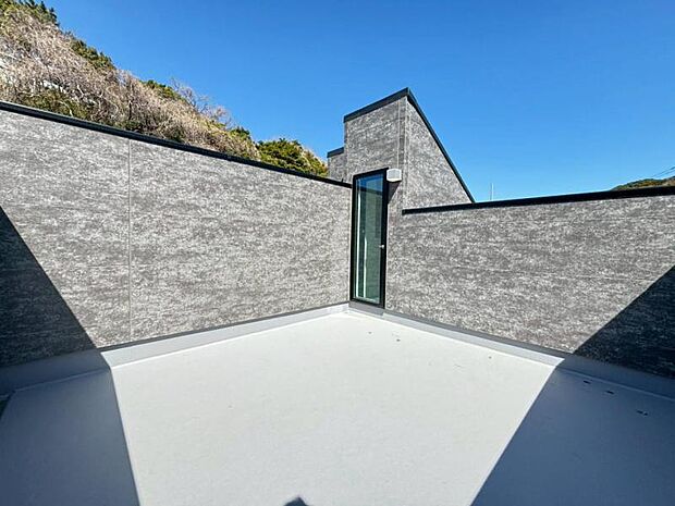 開放感のあるルーフバルコニー。気持ち良い晴天の日は、まったりしたひと時をお過ごし下さいませ。