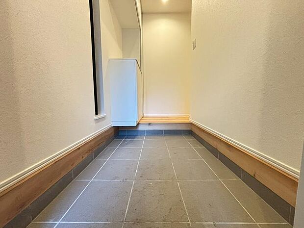 シューズボックスについている鏡は靴を履いた全身を写せるので外出時の最終チェックに最適です。