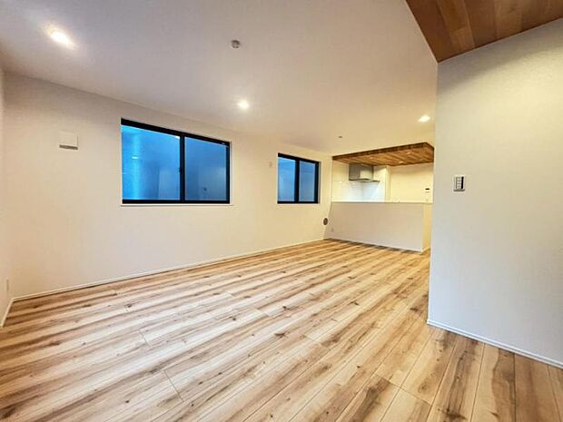 光と風があふれる開放的なリビングダイニングには、自然と家族みんなが集まってきます。