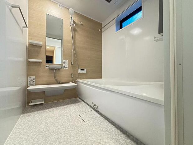 1日の疲れを癒し、快適に過ごして頂くためにゆったりサイズのバスタブを用意しました。浴室乾燥機付きで雨の日の洗濯も可能です。