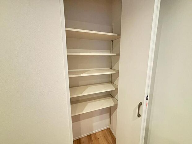 パントリーには、食品や飲料のほか、日常使う頻度の少ない調理器具や什器類をストックできます。